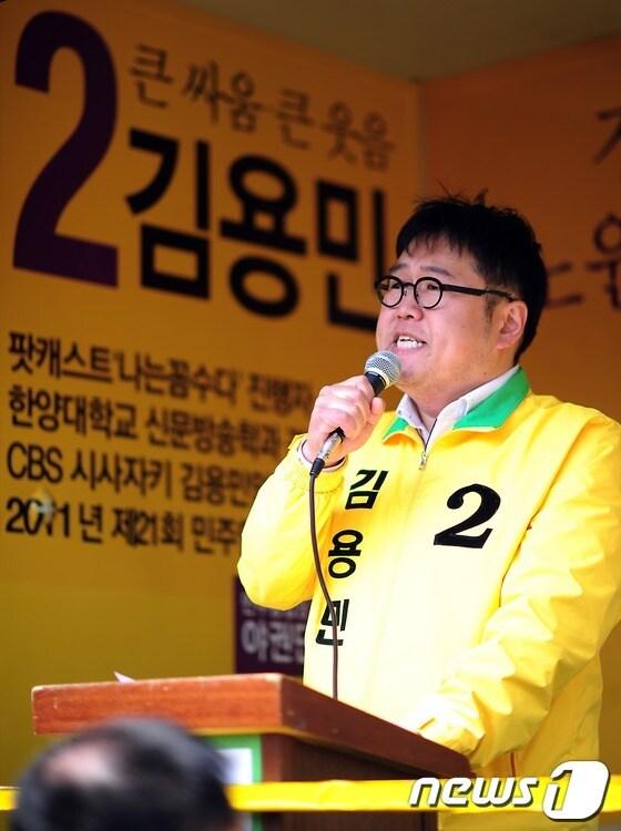 본문 이미지 - 4.11 총선 마지막 주말 유세에 나서며 완주 의사를 밝힌 김용민 민주통합당 노원갑 후보가 8일 오후 서울 공릉동 건영장미아파트 앞 경춘선 폐선 부지에서 열린 '청춘선 프로젝트' 공약 선포식에서 연설하고 있다. © News1 한재호 기자