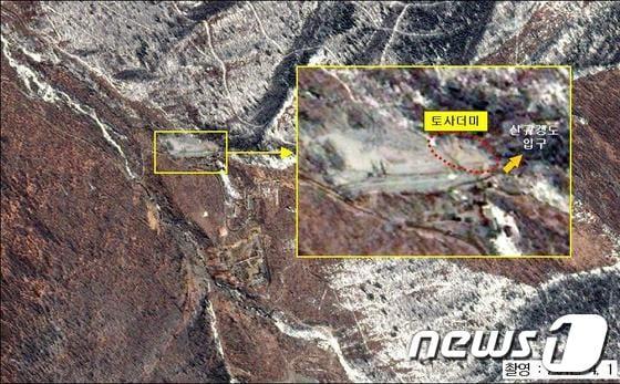 본문 이미지 - 미국 상업위성인 퀵버드가 지난 1일 촬영한 북한 함경북도 길주군 풍계리의 핵시험장 남쪽 갱도의 모습 © News1 