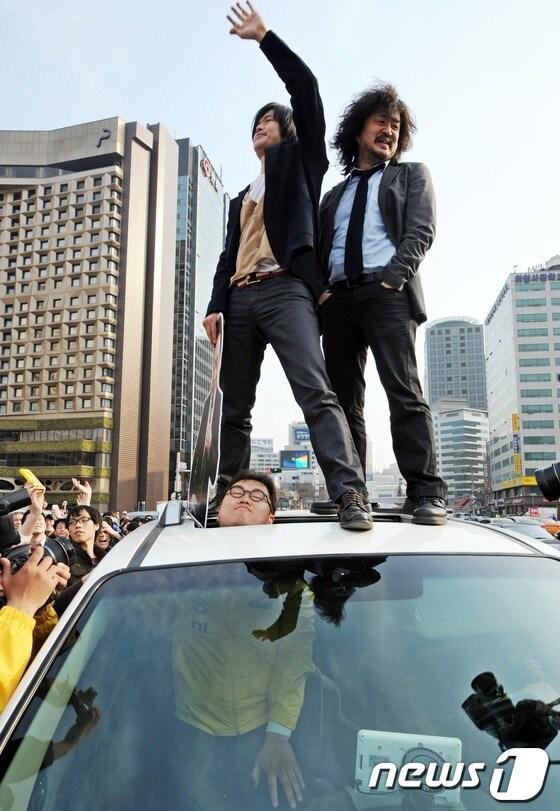 본문 이미지 - 총선 완주 의사를 밝힌 민주통합당 김용민 후보와 나꼼수 멤버.  © News1 허경 기자