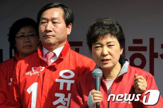 본문 이미지 - 새누리당 박근혜 중앙선대위원장이 경기 김포시에서 유정복 후보 지지를 호소하고 있다. © News1 이광호 기자