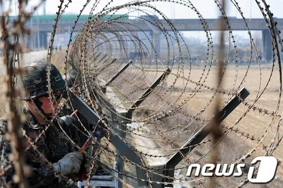 본문 이미지 - 지난 2012년 한강 철책선 제거 모습. /뉴스1 DB