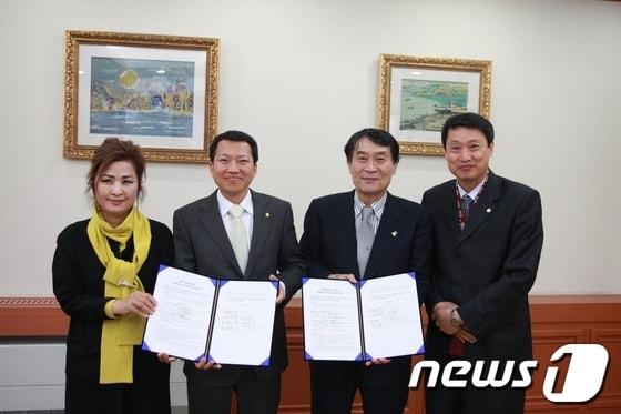 본문 이미지 - 하정웅 선생(오른쪽에서 두번째)이 지난 5일 광주교대에서 문화예술 및 교육발전을 위한 협약을 체결했다. /사진제공=광주교대 © News1 