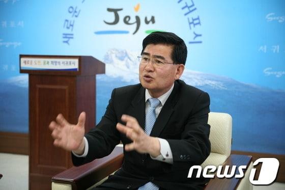 본문 이미지 - 김재봉 서귀포시장이 4울 9일 서귀포시청 기자실에서 취임 100일을 맞아 기자회견을 하고 있다 © News1 제주취재본부 김길중 기자