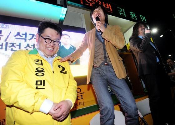 본문 이미지 - 2012년 4월 9일, 4·11 총선을 이틀 앞두고 총선 완주 의사를 밝힌 민주통합당 김용민 후보(노원갑)를 '나꼼수' 멤버  주진우-김어준씨(왼쪽부터)가 찾아 응원하고 있다. ⓒ News1