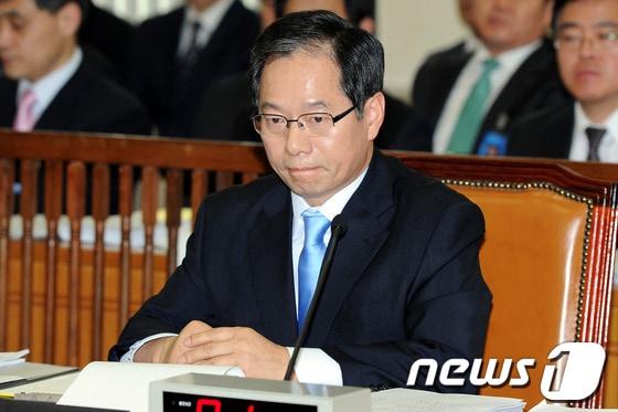 본문 이미지 - 김기용 경찰청장 후보자가 1일 오전 국회 행정안전위원회가 연 인사청문회에 출석해 의원들의 질의를 듣고 있다.2012.5.1/뉴스1 © News1 이광호 기자