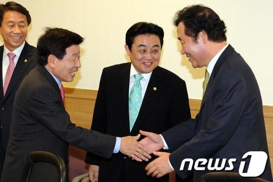 본문 이미지 - 민주통합당 원내대표 후보인 유인태(왼쪽부터),전병헌,이낙연 의원이 1일 오전 국회 의원회관에서 회동을 갖고 악수하고 있다.2012.5.1/뉴스1 © News1 이광호 기자