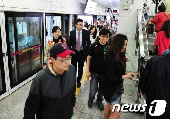 본문 이미지 - 신분당선을 이용하는 시민들의 모습. © News1   이정선 인턴기자