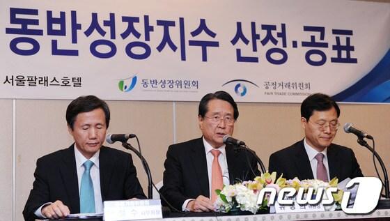 본문 이미지 - 유장희 동반성장위원장이 10일 오전 서울 반포동 팔래스호텔에서 동반성장지수 평가 결과를 발표하고 있다. 56개 대기업을 대상으로 평가한 동반성장지수는 삼성전자와 현대자동차, 포스코 등 6개 대기업아 최우수 등급안 우수 등급을 받았고 대우조선해양과 LG디스플레이 등 20개 대기업은 양호, 대림산업과 SK하이닉스반도체 등 23개 기업은 보통등급을 받았다 한편 가장 낮은 등급인 개선 평가를 받은 대기업은 7개사로 동부건설, 한진중공업, 현대미포조선, 홈플러스, 효성, LG유플러스, STX조선해양이 포함됐다.2012.5.10/뉴스1  © News1   양동욱 기자