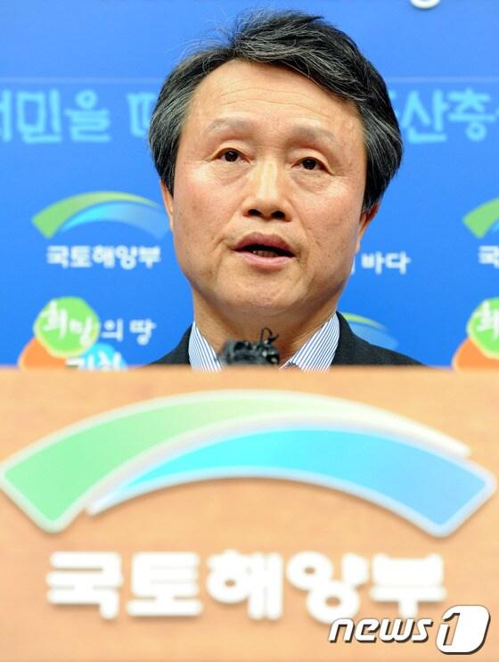 본문 이미지 - 권도엽 국토해양부 장관이 10일 오전 경기도 과천 국토해양부에서 '주택거래 정상화 및 서민-중산층 주거안정 지원방안'을 발표하고 있다.. 2012.5.10/뉴스1 © News1 박세연 기자
