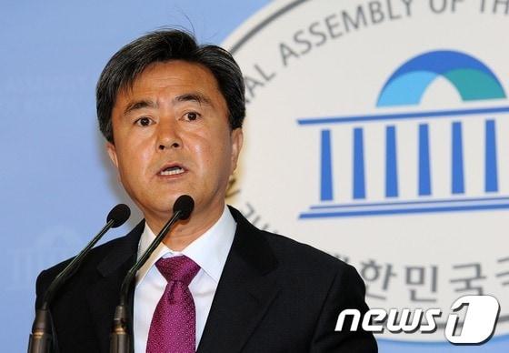 본문 이미지 - 김태흠 새누리당 대표최고위원후보가 10일 서울 여의도 국회의사당 정론관에서 기자회견을 하고 있다. 김 의원은 &#39;초선의원 최고위 참여 의무화, 주요당직자 원외인사배정&#39;등의 공약을 발표했다.2012.5.10/뉴스1 © News1   이종덕 기자