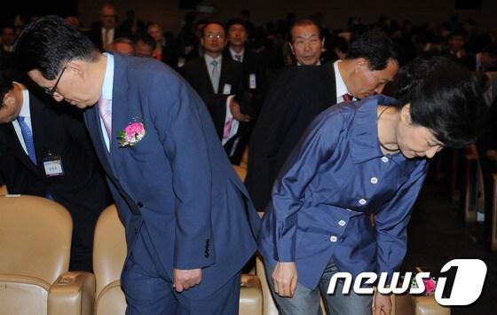 본문 이미지 - 지난 10일 오전 서울 강남구 코엑스 오디토리움에서 열린 '제1회 유권자의 날 기념식'에서 새누리당 박근혜 비상대책위원장과 민주통합당 박지원 비상대책위원장이 자리에 앉고 있다. 2012.5.10/뉴스1 © News1 송원영 기자