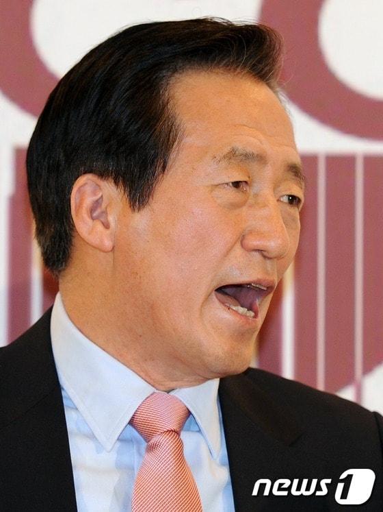 본문 이미지 - 대권 도전을 선언한 정몽준 전 새누리당 대표가 10일 서울 태평로 프레스센터에서 열린 외신기자클럽 기자회견에서 참석자들과 대화하고 있다. 정 전 대표는 '대한민국의 새로운 희망을 위하여(New Horizon for Korea)'라는 주제의 기조연설을 통해 자신의 외교·안보관과 국정운영 비전을 밝혔다. 2012.5.10/뉴스1 © News1 오대일 기자