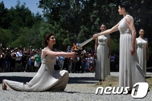 본문 이미지 - 그리스 아테네 헤라신전에서 9일(현지시간) '여사제'들이 런던올림픽 성화 채화 리허설을 하고 있다. © AFP=News1 