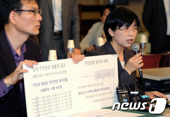 본문 이미지 - 통합진보당 이정희 공동대표와 김승교 선관위원장이 10일 오후 동작구 대방동 서울여성플라자에서 기자회견을 갖고 &#39;유령당원 의혹의 진실&#39;이라며 조준호 공동대표가 제기한 동일 주민번호 뒷자리 의혹에 대해 설명하고 있다. 2012.5.10/뉴스1 © News1 박정호 기자