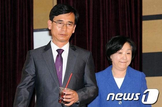 본문 이미지 - 비례대표 경선 부정 수습책을 놓고 당권파와 비당권파가 연일 격돌하고 있는 통합진보당이 10일 오후 대방동 서울여성플라자에서 전국운영위원회를 개최했다. 유시민, 심상정 공동대표가 전국운영위에 참석하고 있다.2012.5.10/뉴스1 © News1 이광호 기자