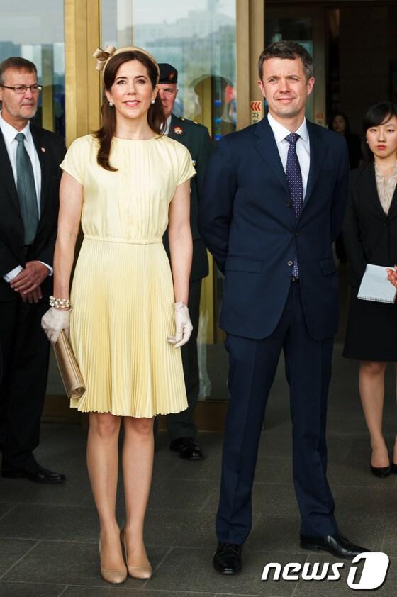 본문 이미지 - 덴마크 왕세자 프레데릭 크리스티안과 왕세자비 메리 도널드슨 부부가 지난 10일 서울 용산구 전쟁기념관에서 6·25 참전 기념비에 헌화한 후 전쟁기념관을 둘러보고 있다. © News1 