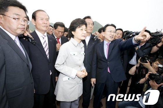 본문 이미지 - 김완주 전북도지사가 11일 전북을 방문한 새누리당 박근혜 비대위원장에게 새만금의 주요 현안을 설명하고 있다. © News1 