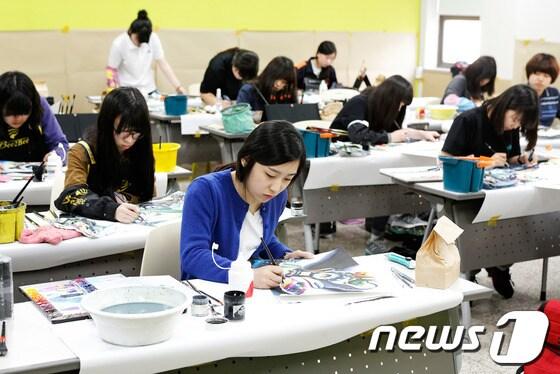 본문 이미지 - 울산대학교 디자인대가 주최하는 ‘제31회 전국고교생디자인․미술실기대회’가 12일 교내 예술관에서 열려 전국 633명의 학생들이 경연을 펼치고 있다. (울산대학교 제공) © News1  