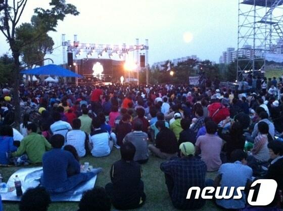 본문 이미지 - 시민들이 대전 유림공원에서 열린 노무현 전 대통령 서거 3주기 추모문화제 행사장을 가득 메우고 있다. © News1 