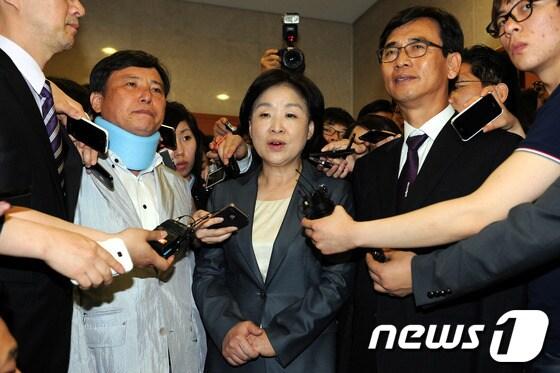 본문 이미지 - 통합진보당 조준호,심상정,유시민 공동대표가 14일 서울 여의도 국회의사당 정론관에서 대표직 사퇴의사를 밝히는 기자회견을 마친뒤 취재진의 질문에 답하고 있다. 유시민 공동대표는 퇴임의 변에서 