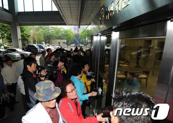 본문 이미지 - 저축은행 피해자들이 지난 2012년 5월14일 오전 서울 여의도 금감원을 항의 방문해,김석동 금융위원장과의 면담을 요청하고 있다. 2012.5.14/뉴스1