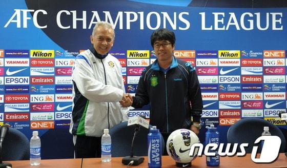 본문 이미지 - 아시아 챔피언스 리그 조별 마지막 경기를 앞둔 전북현대 이흥실(오른쪽) 감독과 일본 가시와레이솔 네우시뉴 감독이 결전을 하루 앞둔 14일, 필승을 다짐하며 기자회견을 하고 있다./사진제공=전북현대© News1 