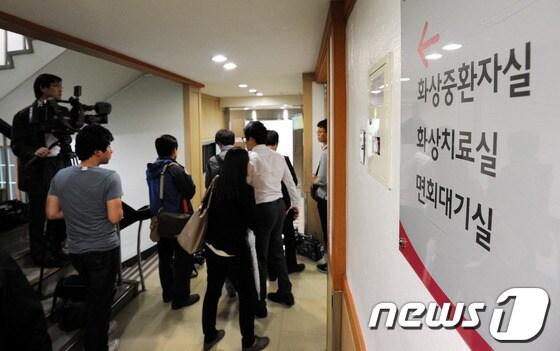 본문 이미지 - 14일 오후 통합진보당사 앞에서 당원으로 추정되는 40대 남자가 분신자살을 시도해 서울 영등포 한강성심병원 중환자실에서 치료를 받고 있는 가운데 중환자실 앞에 많은 취재진이 기다리고 있다. 2012.5.14/뉴스1 © News1 박세연 기자