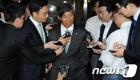 본문 이미지 - 김찬경 미래저축은행 회장이 차명으로 보유한 의혹을 받고 있는 골프장과 리조트의 대표인 소동기 변호사가 피내사자 신분으로 저축은행 비리 합동수사단의 소환 조사를 받고 14일 밤 서울 서초구 서울중앙지검을 나오고 있다. 2012.5.14/뉴스1 © News1   송원영 기자