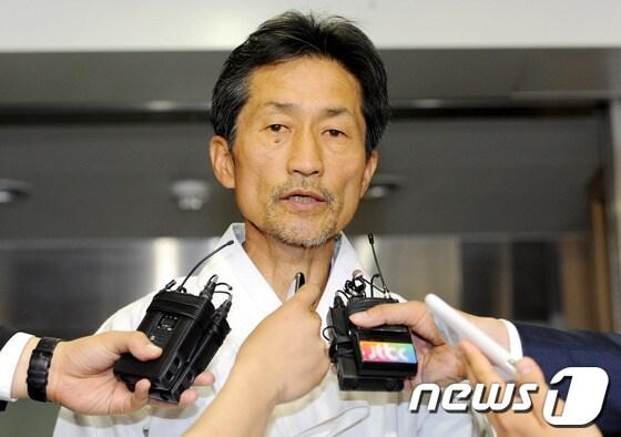 본문 이미지 - 14일 오후 통합진보당사 앞에서 40대 남자 당원 박모씨가 분신자살을 시도해 서울 영등포 한강성심병원 중환자실에서 치료를 받고 있는 가운데 통합진보당 강기갑 혁신배상대책위원장이 환자 면회를 마치고 나서며 취재진에게 심정을 밝히고 있다. 2012.5.14/뉴스1 © News1 박세연 기자