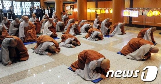 본문 이미지 - 조계종 총무원장 자승스님 등이 승려들의 도박파문을 참회하기 위해 지난 5월 조계사 108배를 하고 있다. © News1 이정선 기자