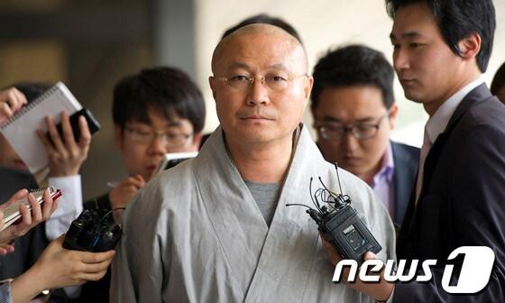 본문 이미지 - 조계종 승려 도박사건 동영상을 폭로한 성호 스님이 15일 서울중앙지검으로 고발인 자격으로 소환되고 있다.  © News1 이명근 기자
