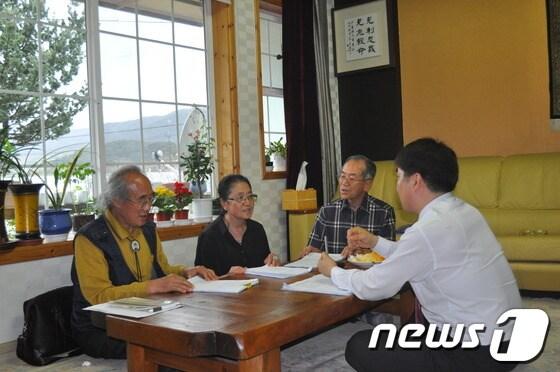 본문 이미지 - 광주평화방송은 5·18 민중항쟁 특집 다큐멘터리 '남매의 일기'를 18일 오후 6시5분부터 55분동안 방송한다. 사진은 연출을 맡은 김선균 기자가 일기의 주인공인 조한유(77)씨와 조한금(70)씨를 인터뷰 하는 모습. /사진제공=광주PBC © News1 