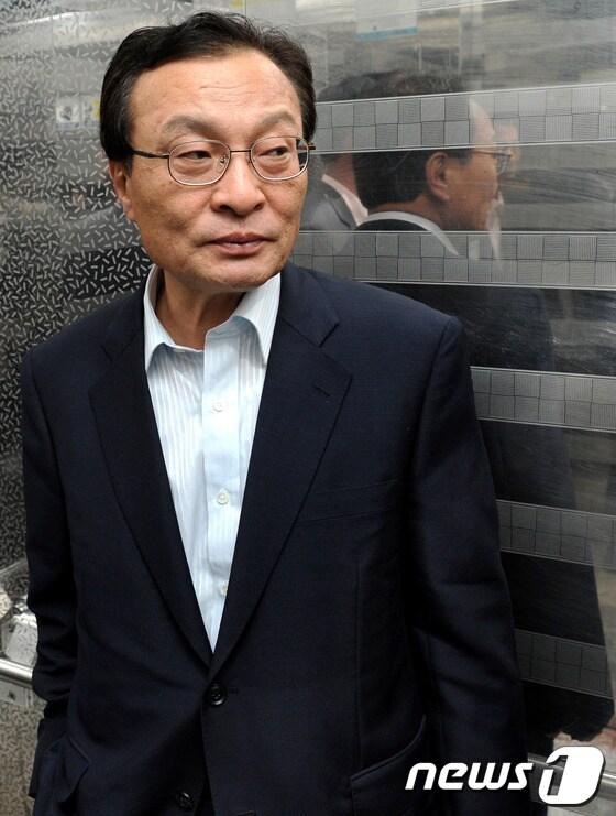 본문 이미지 - 당대표 출마를 선언한 이해찬 민주통합당 당선자가 15일 오전 서울 여의도 모처에서 김두관 경남도지사와의 비공개 회동을 마친 후 (재)광장 사무실로 올라가고 있다. 2012.5.15/뉴스1 © News1 박정호 기자