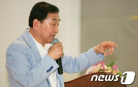 본문 이미지 - 이재오 새누리당 의원이 스승의 날을 맞은 15일 교사 시절 근무 했던 대성고등학교를 찾아 일일교사 실시하고 있다. (이재오 의원실 제공) 2012.5.15/뉴스1 © News1 이명근 기자