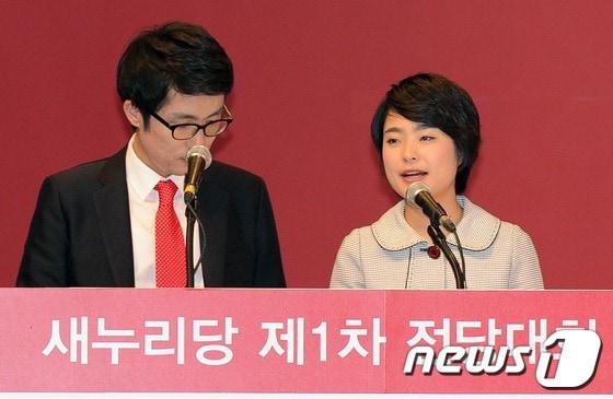 본문 이미지 - 지난 15일 경기도 고양시 일산 킨텍스에서 열린 새누리당 제1차 전당대회에서 손수조 전대준비위원이 김상민 비례대표 당선자와 식전행사 사회를 보고 있다.                                                                     2012.5.15/뉴스1 © News1 이종덕 기자