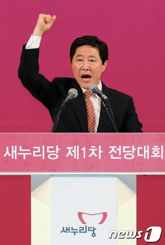본문 이미지 - 15일 경기도 고양시 일산 킨텍스에서 열린 새누리당 제1차 전당대회에서 대표최고위원에 도전장을 던진 유기준 후보가 정견발표를 하고 있다. 새누리당은 이날 전당대회에서 대선정국을 일끌 신임 당 대표와 최고위원 등 지도부를 선출한다. 2012.5.15/뉴스1 © News1 이종덕 기자