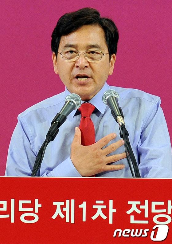 본문 이미지 - 새누리당이 15일 오후 경기도 고양시 일산 킨텍스에서 새 당대표와 최고위원 선출을 위한 제1차 전당대회를 개최했다. 대표최고위원에 도전장을 던진 심재철 후보가 정견발표를 하고 있다2012.5.15/뉴스1 © News1 이광호 기자