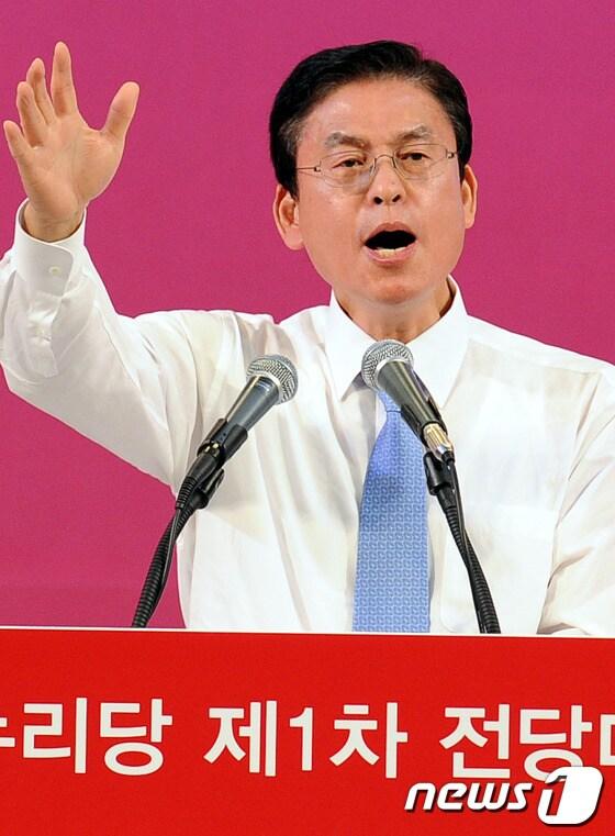 본문 이미지 - 새누리당이 15일 오후 경기도 고양시 일산 킨텍스에서 새 당대표와 최고위원 선출을 위한 제1차 전당대회를 개최했다. 대표최고위원에 도전장을 던진 정우택 후보가 정견발표를 하고 있다2012.5.15/뉴스1 © News1 이광호 기자