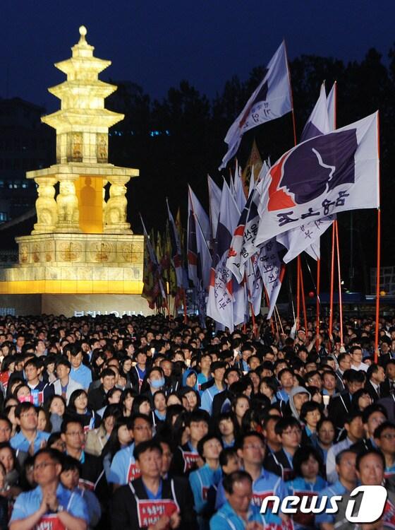 본문 이미지 - 15일 오후 서울 중구 서울광장에서 금융노조 주최로 열린 전국 금융노동자대회에서 깃발이 입장하고 있다. 이날 참석자들은 2012 임단투 승리와 우리금융 독자생존 민영화 쟁취 등을 외쳤다. 2012.5.15/뉴스1 © News1 양동욱 기자