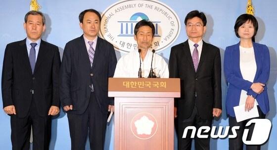 본문 이미지 - 강기갑 통합진보당 비상대책위원장이 16일 서울 여의도 국회의사당 정론관에서 기자회견을 열고 당내 인사 4명으로 구성된 1차 비대위원을 소개하고 있다. 왼쪽부터 이홍우 당 노동위원장, 권태홍 전 국민참여당 사무총장,강 위원장,민병렬 부산시당 공동위원장,이정미 전 선대위 대변인.2012.5.16/뉴스1 © News1 이종덕 기자