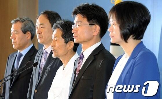 본문 이미지 - 강기갑 통합진보당 비상대책위원장이 16일 서울 여의도 국회의사당 정론관에서 기자회견을 열고 당내 인사 4명으로 구성된 1차 비대위원을 소개하고 있다. 왼쪽부터 이홍우 당 노동위원장, 권태홍 전 국민참여당 사무총장,강 위원장,민병렬 부산시당 공동위원장,이정미 전 선대위 대변인.2012.5.16/뉴스1 © News1 이종덕 기자