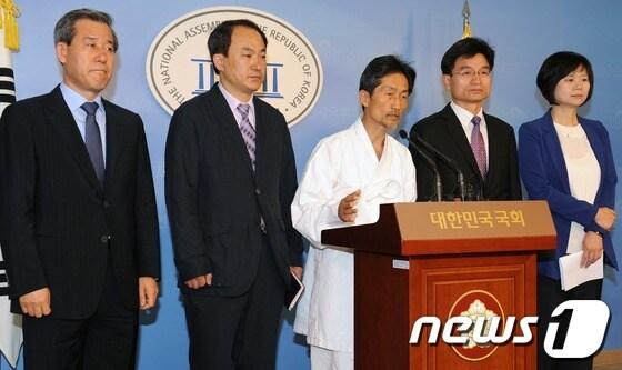 본문 이미지 - 강기갑 통합진보당 비상대책위원장이 16일 서울 여의도 국회의사당 정론관에서 기자회견을 열고 당내 인사 4명으로 구성된 1차 비대위원을 소개하고 있다. 왼쪽부터 이홍우 당 노동위원장, 권태홍 전 국민참여당 사무총장,강 위원장,민병렬 부산시당 공동위원장,이정미 전 선대위 대변인.2012.5.16/뉴스1 © News1 이종덕 기자