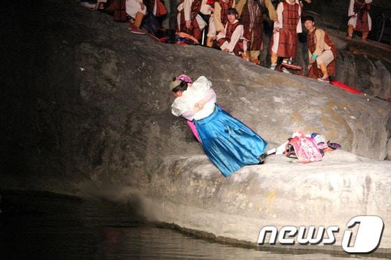 본문 이미지 - 1593년 논개가 왜장 게야무라 로쿠스케를 끌어안고 진주 남강에 뛰어드는 장면을 재현한 논개제 모습.  (사진은 기사 내용과 무관함) / 뉴스1 ⓒ News1ⓒ News1