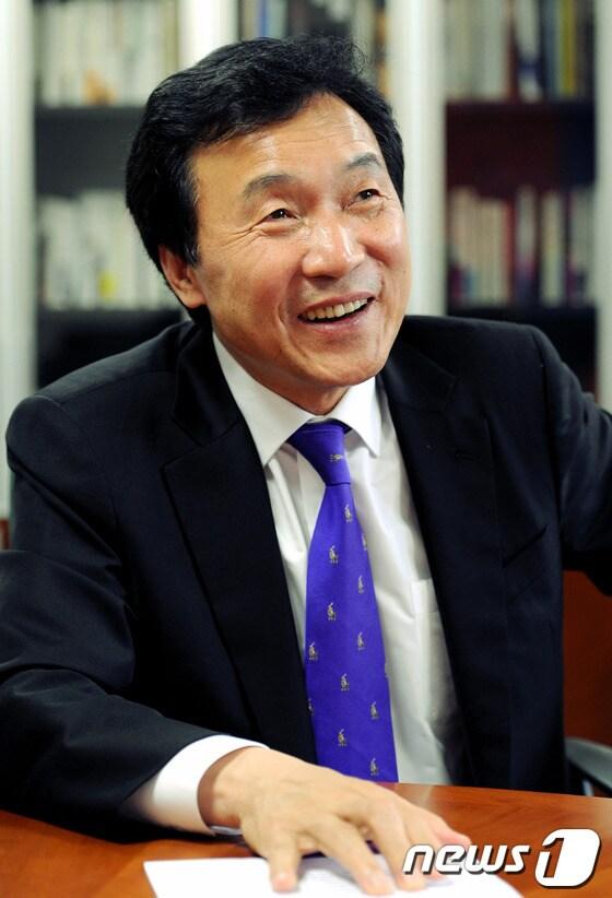 본문 이미지 - 손학규 민주통합당 상임고문이 16일 국회 의원회관에서 뉴스1과 인터뷰를 갖고 현 정치 상황에 대한 입장을 밝히고 있다.2012.5.16/뉴스1 © News1 이종덕 기자
