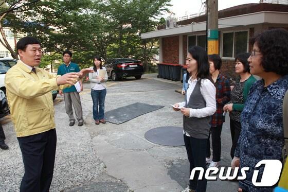 본문 이미지 - 김종훈 울산 동구청장은 16일 구청에서 추진 중인 공동주택지원사업과 관련해 관내 한 아파트를 방문해 주민들에게 설명을 하고 있다. © News1 