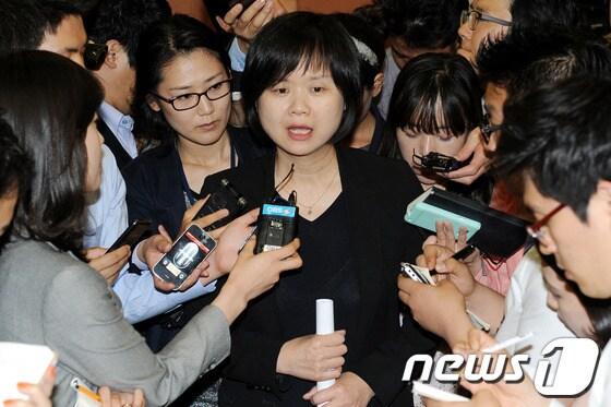 본문 이미지 - 통합진보당 이정미 혁신비대위 대변인이 17일 오후 국회 정론관에서 순위비례 면담 결과 관련 브리핑을 마친뒤 취재진의 질문을 받고 있다. 이 대변인은 브리핑에서 