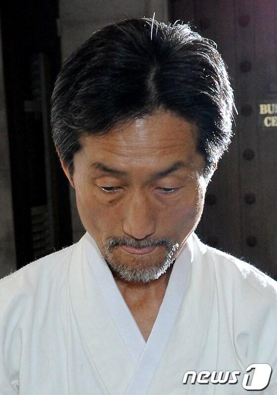본문 이미지 - 강기갑 통합진보당 혁신비대위원장이 17일 오후 서울 모처에서 사퇴압박을 받고 있는 김재연 비례대표 당선자와 만난 뒤 굳은 표정을 보이며 밖으로 나오고 있다. 2012.5.17/뉴스1 © News1   박정호 기자