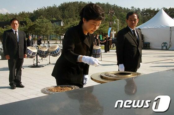 본문 이미지 - 박근혜 새누리당 전 비상대책위원장이 제32주년 5.18기념식을 하루 앞둔 지난해 5월 17일 국립 5.18민주묘지를 방문해 분향하고 있다.박 전 위원장은 방명록에 