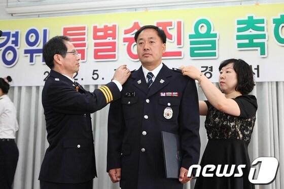 본문 이미지 - 김기용 경찰청장이 5월18일 논산경찰서를 찾아 부녀자 연쇄 납치범을 검거한 공으로 특진한 이희경 경위에게 계급장을 달아주고 있다..© News1