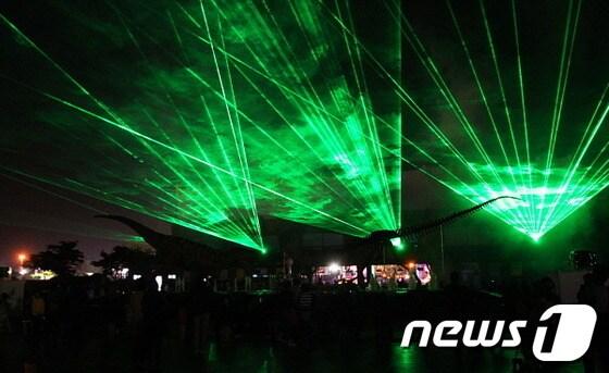 본문 이미지 - 고성공룡엑스포의 레이저 쇼' 모습.(고성군 제공)© News1 
